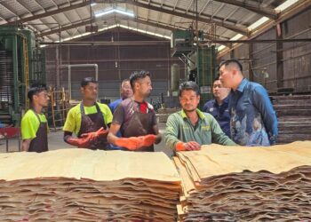 WONG Chia Zhen (kanan) mengadakan lawatan ke kilang yang membabitkan pertelingkahan antara pekerja dan penyelianya akibat masalah gaji di Jabi, Pokok Sena di sini.