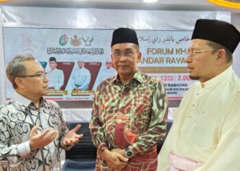 TAKIYUDDIN Hassan (tengah) selepas menjadi ahli panel Forum Khas Bandar Raya Islam di Madinah Ramadan, Kota Bharu, Kelantan-UTUSAN/YATIMIN ABDULLAH.