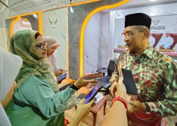 TAKIYUDDIN Hassan semasa menjawab soalan pemberita selepas menjadi ahli panel Forum Khas Bandar Raya Islam di Madinah Ramadan, Kota Bharu, Kelantan hari ini.-UTUSAN/YATIMIN ABDULLAH