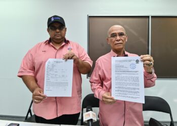 Presiden Persatuan Peniaga dan Penjaja Bumiputera Wilayah Persekutuan, Datuk Seri Rosli Sulaiman (kanan) menunjukkan kertas laporan SPRM pada sidang akhbar yang diadakan berhubung kartel bazar Ramadan di Tunku Abdul Rahman Business Centre di sini hari ini. UTUSAN/SYAKIR RADIN