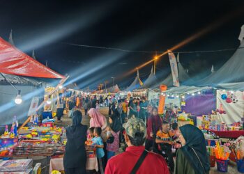 TINJAUAN di Bazar Aidilfitri MITC, Ayer Keroh, Melaka mendapati masih ramai pengunjung yang setia dengan bazar Aidilfitri kerana kelebihan melihat dan menyentuh barangan sebelum membeli. - UTUSAN/AMRAN ALI