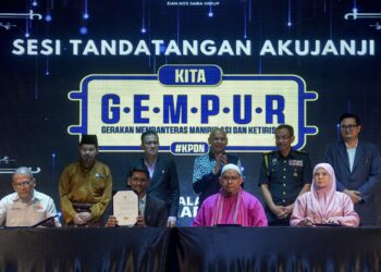 ARMIZAN Mohd Ali (belakang tiga dari kanan) menyaksikan majlis menandatangani perjanjian persefahaman (MoU) Kita Gempur pada Majlis Perasmian Hari Bersama NGO Kepenggunaan 2025 di KPDN, Putrajaya. - UTUSAN/FAISOL MUSTAFA