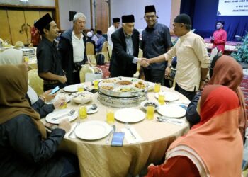 ABDUL Aziz Sheikh Ab. Kadir (berdiri tiga dari kanan) pada Majlis Ramah Mesra MAINS Bersama Media 2025 di Seremban, semalam.-UTUSAN/MOHD. SHAHJEHAN MAAMIN.