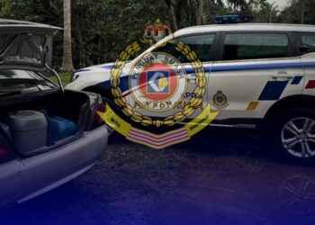 KERETA Proton Waja yang membawa petrol seludup berjaya ditahan KPDN di Kampung Tersang, Rantau Panjang, Kelantan semalam-IHSAN KPDN KELANTAN