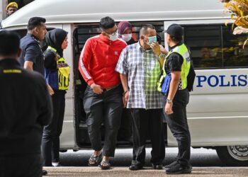 TIGA bekas Ahli Jawatankuasa (AJK) Tertinggi Badan Pengurusan Bersama (JMB) pangsapuri kos rendah yang didakwa atas pertuduhan melakukan pecah amanah ketika diiringi anggota Polis Diraja Malaysia (PDRM) di Mahkamah Sesyen Kuala Lumpur. - UTUSAN/SYAKIR RADIN