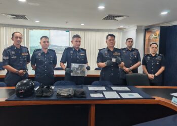 CHRISTOPHER menunjukkan barangan yang dirampas daripada suspek semasa sidang media di Ibu Pejabat Polis Daerah (IPD) Melaka Tengah di sini, hari ini.