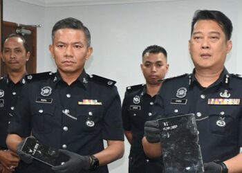 CHRISTOPHER Patit (kanan) menunjukkan sebahagian barangan yang dirampas daripada suspek semasa sidang media di Ibu Pejabat Polis Daerah (IPD) Melaka Tengah, Melakai, hari ini.
