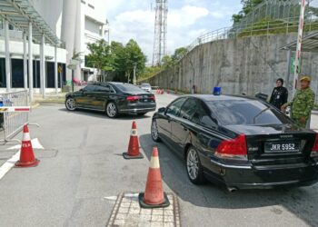 KENDERAAN membawa Ismail Sabri Yaakob hadir semula ke Ibu Pejabat Suruhanjaya Pencegahan Rasuah Malaysia (SPRM) Putrajaya. - UTUSAN/MOHD HUSNI MOHD NOOR