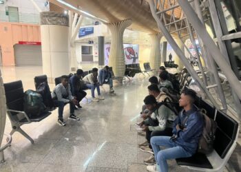 SERAMAI 15 lelaki warga Bangladesh cuba memasuki negara ini dengan menyamar sebagai pasukan kriket ditahan di KLIA.