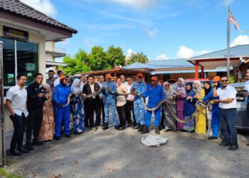 APM Kota Bharu bersama kakitangan Pejabat Cawangan Kawalan Penyakit (Vektor), Jalan Mahmood, Kota Bharu, Kelantan hari ini.