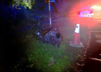 MOTOSIKAL ditungganginya hilang kawalan akibat jalan licin di Jalan Persiaran Shorea, Saujana Utama, di sini, semalam.