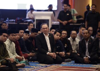 ZAMBRY Abdul Kadir mengiringi Anwar Ibrahim pada Majlis Ihya Ramadan KPT di Putrajaya. - UTUSAN/FAIZ ALIF ZUBIR