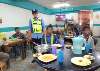 MOHD. Fared Mohd. Khalid menyertai serbuan ke atas sebuah kedai makan di kawasan Pasar Borong Pandan, Johor Bahru, semalam.