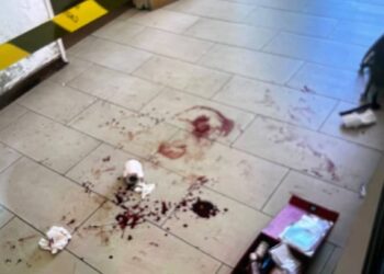 KESAN darah seorang pelajar perempuan ditikam pelajar lelaki yang juga bekas teman lelakinya di sebuah kampus universiti di Sungai Petani, Kedah pagi ini.