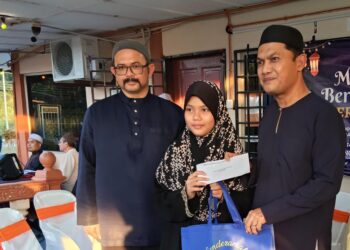 JAZMANIE Shafawi (kanan) menyampaikan sumbangan kepada penerima sumbangan semasa sesi libat urus HRA JPJ Kelantan di Stesen Penguat Kuasa Bukit Jawa, Pasir Puteh, Kelantan sebentar tadi.-UTUSAN/YATIMIN ABDULLAH.