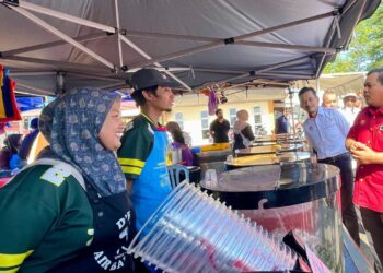 MANSOR Zakaria (kanan) membuat tinjauan bersama Jabatan Kesihatan negeri di Bazar Ramadan Taman Sri Aman, Jitra di Kubang Pasu.