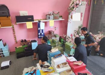 BEBERAPA anggota penguatkuasa KPDN Pulau Pinang sedang memeriksa pelbagai barangan tiruan berjenama mewah dalam satu serbuan di sebuah premis perniagaan di Bandar Perda, Bukit Mertajam, Pulau Pinang semalam.