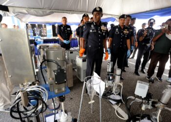 M. KUMAR menunjukkan peralatan memproses dadah yang dirampas daripada sindiket dalam sidang akhbar di IPD Iskandar Puteri.