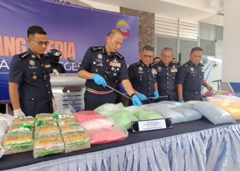 ANTARA rampasan dadah dan barangan dalam serbuan di empat lokasi iaitu sebuah kilang dan tiga homestay di sekitar daerah Seremban susulan kejayaan membongkar sindiket dadah, 13 Mac lalu. - UTUSAN/NOR AINNA HAMZAH