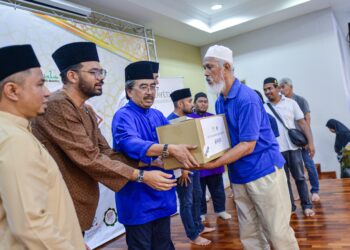 KHAIRUL Rizam Abu Sama (dua kiri) semasa Program Dari Dapur Ke Hati Bubur Lambuk Perdana 2025 dan Bantuan Asnaf.