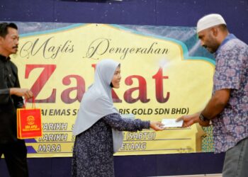 NORZILA Ismail menyampaikan sumbangan kepada golongan memerlukan di Kuala Kangsar, Perak.