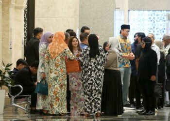 BELLA hadir memberi sokongan kepada Syed Saddiq Syed Abdul Rahman di Istana Kehakiman Putrajaya, - UTUSAN/FAISOL MUSTAFA
