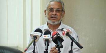 Bekas presiden Persatuan Bola Sepak Kuala Lumpur (KLFA) Khalid Samad ketika bercakap pada sidang akhbar yang diadakan di Kampung Baru, Kuala Lumpur. UTUSAN/SYAKIR RADIN