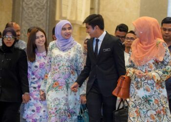 BELLA mengiringi Syes Saddiq di Mahkamah Rayuan, Putrajaya. - UTUSAN/FAISOL MUSTAFA