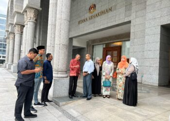 AHLI keluarga Syed Saddiq Syed Abdul Rahman dilihat tiba seawal pukul 8 pagi di Istana Kehakiman Putrajaya. - UTUSAN/KAMARIAH KHALIDI