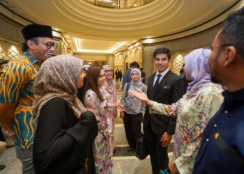 BELLA hadir memberi sokongan kepada Syed Saddiq Syed Abdul Rahman di Istana Kehakiman Putrajaya, - UTUSAN/FAISOL MUSTAFA