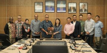 MENTERI Belia dan Sukan, Hannah Yeoh (tengah) bersama Ketua Pengarah Majlis Sukan Negara (MSN) yang baharu, Jefri Ngadirin (lima dari kiri) ketika Mesyuarat Lembaga Pengurusan MSN, di Bukit Jalil, hari ini. - IHSAN FOTO MSN