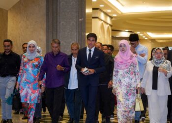 SYED Saddiq Syed Abdul Rahman ketika meninggalkan Istana Kehakiman, Putrajaya. - UTUSAN/FAISOL MUSTAFA