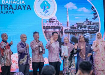 NGA  Kor Ming menyampaikan sijil kepada Perbadanan Putrajaya selepas dinobatkan bandar paling bahagia berdasarkan Kajian Indeks Kebahagian 2025 di KPKT Putrajaya. - UTUSAN/FAIZ ALIF ZUBIR