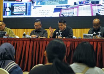 KENNITH Tan Ai Kiang (dua dari kanan) pada sidang akhbar semasa Majlis Berbuka Puasa Bersama Media di Seremban, semalam.-UTUSAN/MOHD. SHAHJEHAN MAAMIN