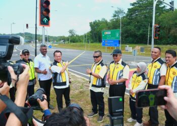 ALEXANDER Nanta Linggi (tengah) hadir pada Majlis Perasmian Pembukaan Lorong Tambahan Jalan Persekutuan FT51 Seremban-Kuala Pilah di Seksyen 8.50, Seremban hari ini.-UTUSAN/MOHD. SHAHJEHAN MAAMIN.