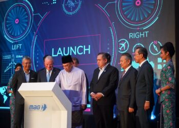 ANWAR Ibrahim ketika gimik pelancaran pada Majlis Menandatangani Perjanjian Pesawat Baharu dengan Syarikat Boeing di Putrajaya. - UTUSAN/FAISOL MUSTAFA