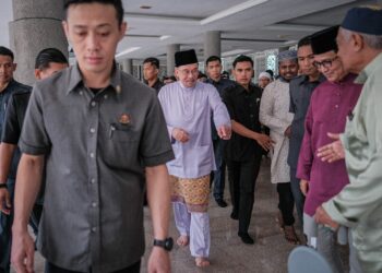 ANWAR Ibrahim selepas enunaikan solat Jumaat di Masjid Sultan Abdul Samad, KLIA. - UTUSAN/FAIZ ALIF ZUBIR