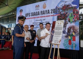 NGA Kor Ming ketika melancarkan  Op Siaga Raya 2025 Sempena Hari Raya Aidilfitri JBPM di Pusat Membeli-belah IOI Putrajaya. - UTUSAN/FAISOL MUSTAFA