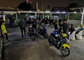 DUA kanak-kanak perempuan (kanan) ditahan ekoran menunggang motosikal yang telah diubah suai dan berlumba di Jalan Ampang dan Jalan Sultan Ismail, Kuala Lumpur.