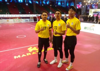 (Dari kiri) Aidil Aiman Zawawi, Shaharil Aiman dan Noraizat Nordin beraksi cemerlang selepas melakar empat kemenangan dalam aksi Kumpulan A beregu lelaki pada Kejohanan Dunia Sepak Takraw 2025 di Bihar, India, hari ini.