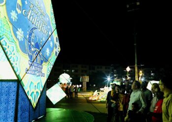 ANTHONY Loke Siew Fook turut tidak melepaskan peluang mengunjungi Dataran Lobak, Seremban yang dihiasi pelbagai rekaan lampu hiasan sempena sambutan Aidilfitri tidak lama lagi.-UTUSAN/MOHD. SHAHJEHAN MAAMIN.