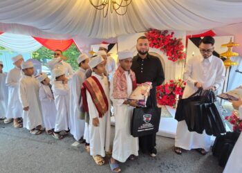 SEBAHAGIAN pelajar tahfiz yang menerima hadiah dan sumbangan daripada DMS Motor dalam majlis berbuka puasa baru-baru ini.