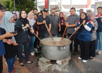 QUE Haidar bergambar bersama tetamu yang hadir pada Program Memasak Bubur Lambuk Admal Aviation College di Petaling Jaya, Selangor, baru-baru ini. - UTUSAN/ABDUL RAZAK IDRIS