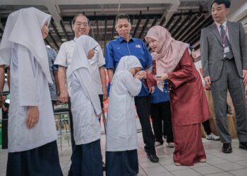 FADHLINA Sidek menyampaikan sumbangan hari raya kepada 320 pelajar sekolah rendah sekitar putrajaya pada Majlis Penyerahan Bantuan Hari Raya di AEON BiG Alamanda Putrajaya. - UTUSAN/FAIZ ALIF ZUBIR