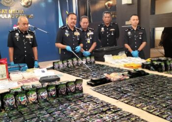 HAMZAH Ahmad (dua dari kiri) menunjukkan hasil rampasan dadah dalam sidang akhbar di IPK Pulau Pinang di George Town, Pulau Pinang.