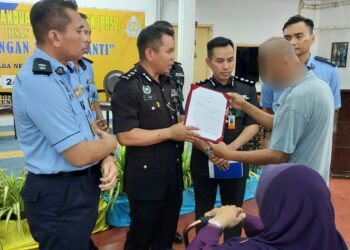 ABD. Rauf Lang Pasih (tengah) berkata sesuatu kepada Boy pada Program Pelepasan Banduan Secara Lesen (PBSL) Ihsan Madani: 'Kepulangan Yang Dinanti' di Penjara Reman Pulau Pinang, hari ini.-UTUSAN/ISWAN SHAFIQ ISA
