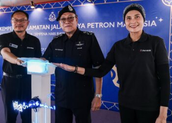 WAN Hassan Wan Ahmad (tengah) merasmikan Kempen Keselamatan Jalan Raya Petron Malaysia sempena Hari Raya Aidilfitri di Petron MRR2 Selayang, hari ini. - UTUSAN/M. FIRDAUS M. JOHARI