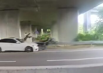 TANGKAP layar rakaman video dari pengguna jalan raya memaparkan penunggang warga emas itu dirempuh sebuah kereta ketika berteduh di lorong kecemasan di bawah jejambat.