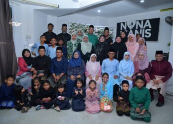 KELUARGA 
besar Rogayah Ismail meriah dengan anak, menantu 
dan cucu.