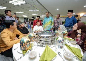 Ramanan Ramakrishnan (berdiri, dua kiri) beramah mesra dengan pengamal media pada Majlis Berbuka Puasa Bersama Media anjuran IKMa, malam tadi. - UTUSAN/FARIZ RUSADIO